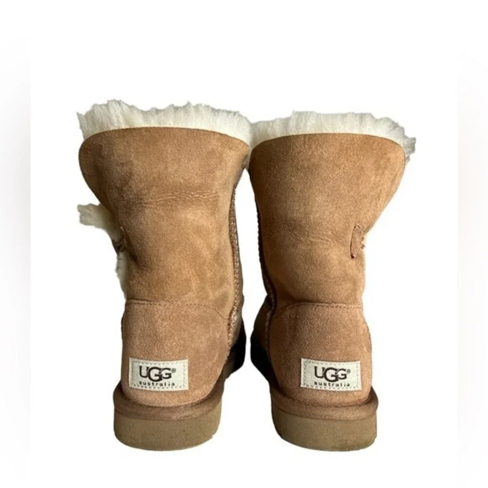 UGG Bailey Button II  Size 6